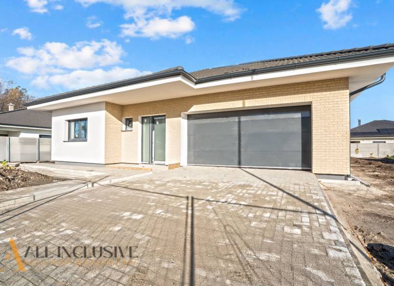 NA PREDAJ 4-IZBOVÝ RD - NOVOSTAVBA, DUNAJSKÁ STREDA  - Rodinný dom na ulici Florida Villa Park v Dunajskej Strede s veľkou dvojgarážou.