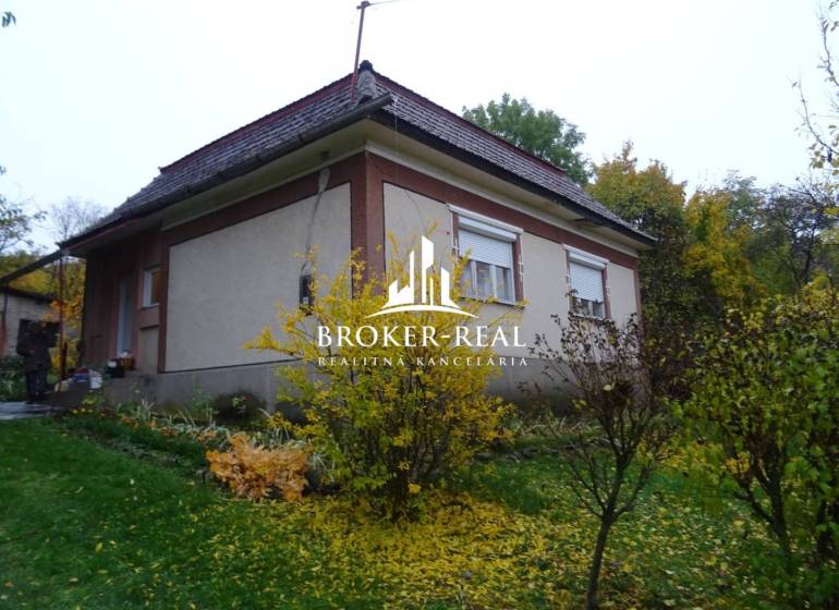 Rodinný dom, chalupa 2 Izbový - Fony - Rodinný dom v obklopení zelene a kríkov, Fony.