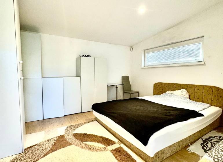 RADO I NA PRENAJOM I ZARIADENY 1-IZBOVY DOM I BA-PRIEVOZ - Spálňa v rodinnom dome s posteľou, skrinkami a podlahou s dreveným dekorom.