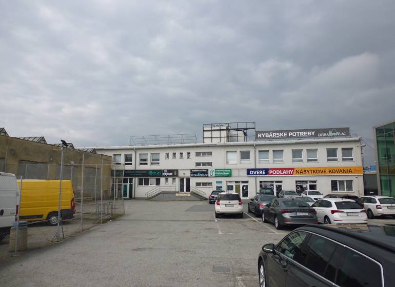 STROJNÍCKA: VOĽNÉ OBCHODNÉ priestory 48 m2 - PRÍZEMIE   - Obchodné priestory na Strojníckej ulici v Prešove s parkoviskom a obchodmi.