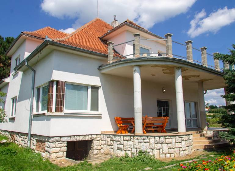 INVESTIČNÁ PRÍLEŽITOSŤ – Na predaj Komplexné centrum v Nitre  - Rodinný dom na ulici Pod sokolom v Nitre, obklopený záhradou a terasou.