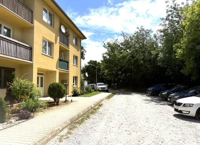 PREDAJ-  2 izbový byt neďaleko Nitry v obci Jarok - Trojetážny bytový dom v Jarku s parkoviskom a okolitou zeleňou.