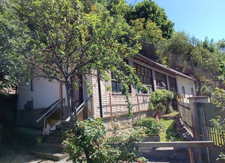 Na predaj  dom v obci Vyhne iba 400m od Vodného raja.  - Rodinný dom pri ulici Vyhne obklopený zeleňou a záhradou so stromami a kríkmi.