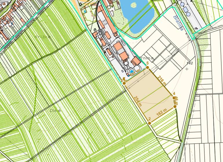 PREDAJ INVESTIČNÉHO POZEMKU V PK-GRINAVA - Letecká mapa zobrazuje pozemky na ulici Trnina, blízko komerčných oblastí.