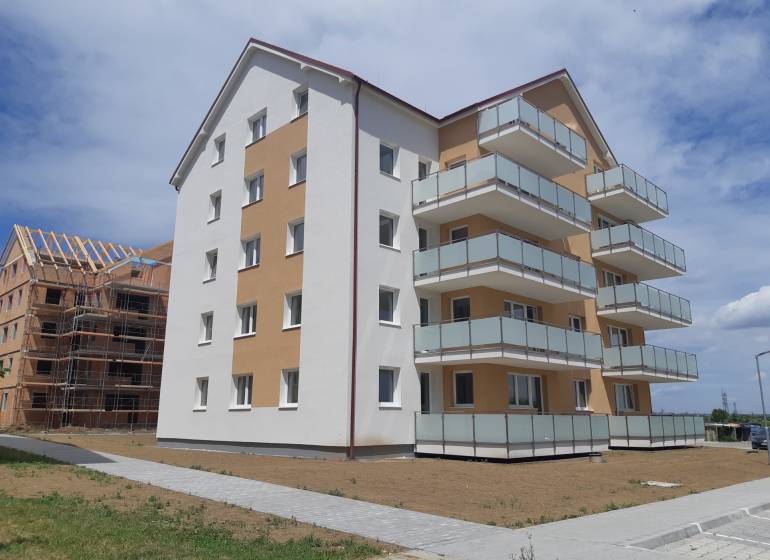 KÚPIM NOVOSTAVBU 2 IZB.BYTU V PEZINKU - Novostavba s balkónmi na ulici Muškátová, potenciálne miesto pre 2-izbový byt.