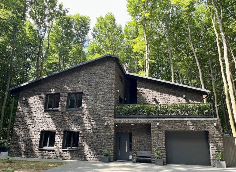 PREDAJ 8 IZB.REKREAČNEJ CHATY - VILY V MODRE HARMÓNII - Dom v lese, príroda, na ulici Piesok, chata, terasa so záhradou.