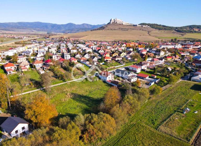 EXKLUZÍVNE stavebné pozemky, Spišské Podhradie - Letecký pohľad na pozemky pre bývanie v Spišskom Podhradí s panorámou hradu.