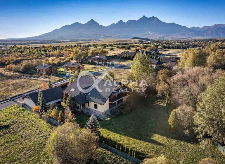 Exkluzívny rodinný dom, Veľká Lomnica, okres Kežmarok - Rodinný dom vo Veľkej Lomnici obklopený prírodou, v pozadí pohorie Tatier.