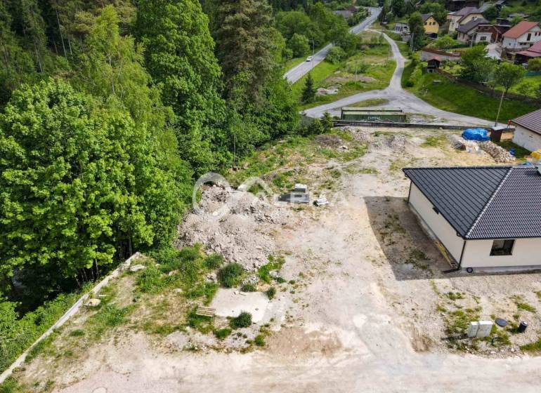 EXKLUZÍVNE Stavebný pozemok, 916m2, Novoveská Huta - Stavebný pozemok v Spišskej Novej Vsi, ideálny pre bývanie, obklopený zeleňou.