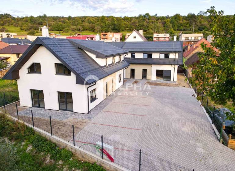 Rodinné domy, obec Danišovce, okr. Spišská Nová Ves - Rodinný dom v Danišovciach na ulici Danišovce s veľkým vydláždeným dvorom a záhradou.