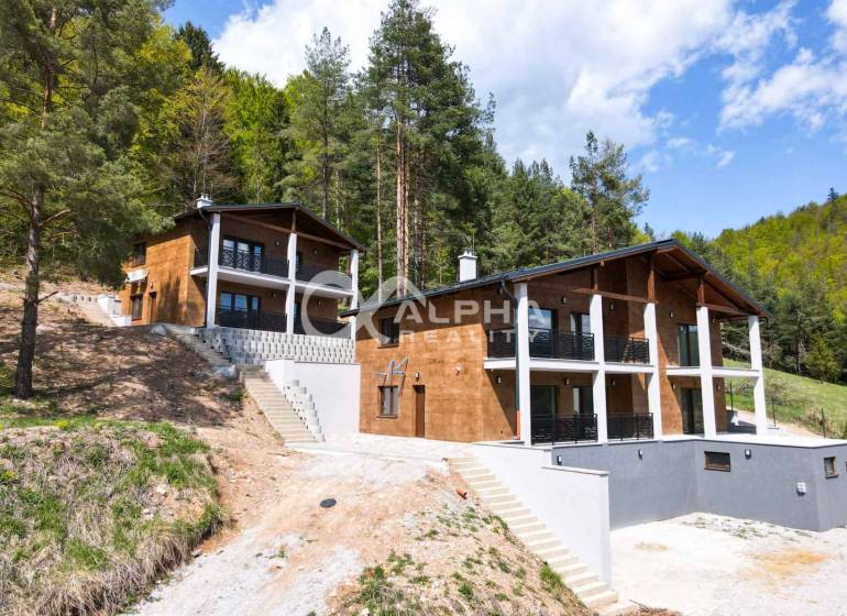 2i alebo 3i byt, Poráč, okres Spišská Nová Ves - Rekreačný apartmán v Poráči obklopený lesmi, s terasami a schodiskami do vstupu.