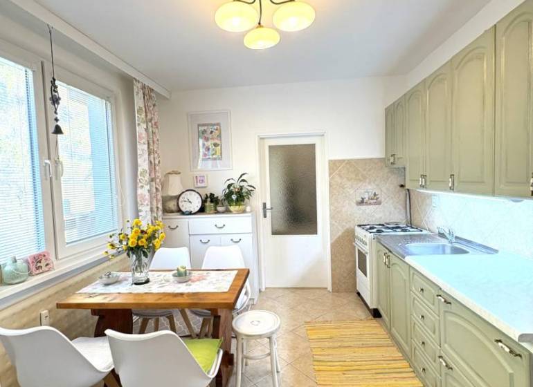 Vám ponúka na PREDAJ tento nádherný, kompletne  - Kuchyňa v 4-izbovom byte s jedálenským stolom a podlahou s dreveným dekorom.