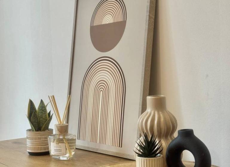 Vám ponúka 1 izbový byt vo VYHĽADÁVANEJ lokali - Dekorácia na komode s dreveným dekorom v 1-izbovom byte, elegantne usporiadaná.