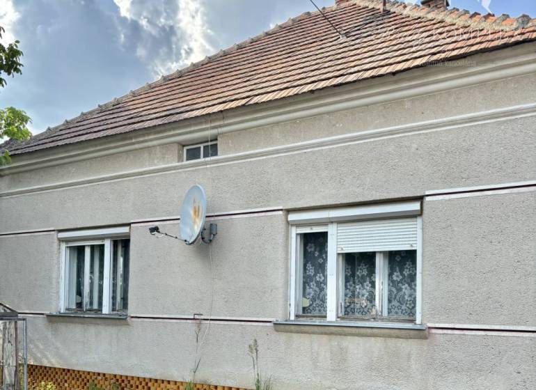 Vám ponúka na predaj 4 izbový rodinný dom  s r - Rodinný dom v Bátorových Kosihách s klasickou fasádou a šikmou strechou.