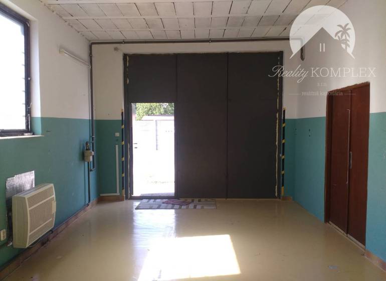 Exkluzívne iba u nás Vám ponúka na prenájom pr - Interiér skladov a hál s dverami, oknom a podlahou s dreveným dekorom.