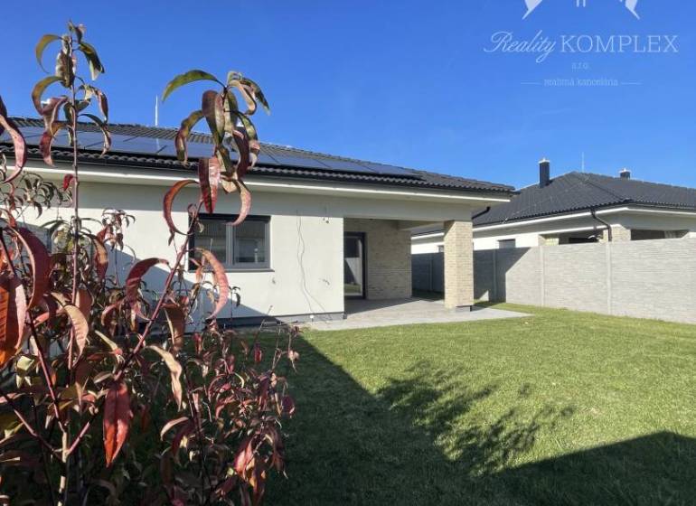 Vám ponúka modernú 4-izbovú novostavbu v Dunajs - Rodinný dom na ulici Florida Villa Park v Dunajskej Strede so záhradou a modrou oblohou.