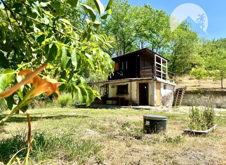 Ponúka na PREDAJ viničný domček s priestranným  - Chata v Kameníne obklopená zeleňou a stromami, ideálne miesto na relax.