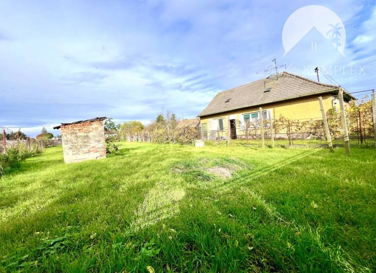 Vám ponúka na PREDAJ pozemok so starším rodinný - Pozemky v Orechovej Potôni vhodné na bývanie s budovou a oplotenou záhradou.