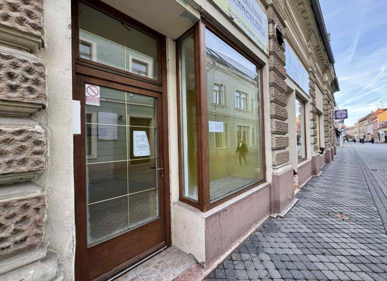 PRENÁJOM obchodný priestor/kancelária v priamom centre - KOMÁRNO - Exteriér obchodných priestorov na Župnej ulici v Komárne s presklenými dverami.