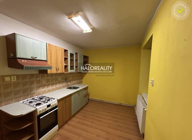 Predaj, dvojizbový byt Levoča, Rozvoj - Kuchyňa v 2-izbovom byte s podlahou s dreveným dekorom a žltými stenami.