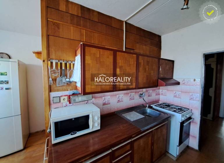 Predaj, trojizbový byt Zvolen, Lipovec, J. Poničana ... - Obývačka v 3-izbovom byte s pohovkami, podlahou s dreveným dekorom a veľkými oknami.