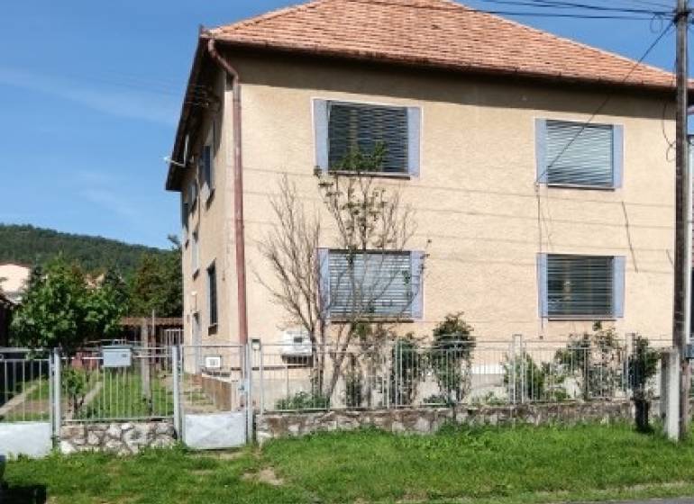 Na predaj rodinný dom Kosihovce - Rodinný dom v Kosihovciach na ulici Kosihovce, so záhradou a plotom.