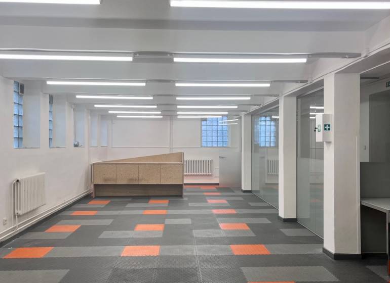 Prenájom obchodno-kancelárskeho priestoru na Račianskej ul.,141 m2 - Obchodné priestory s farebnou podlahou a presklenými priečkami, vhodné na kancelárie alebo prevádzku.