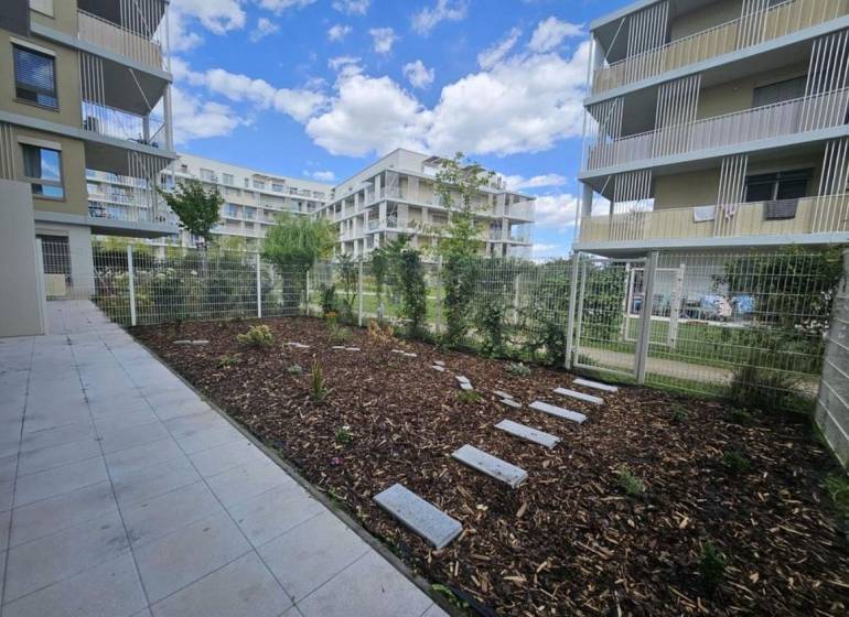 Na prenájom 2iz. byt s predzáhradkou  - Exteriér s modernými budovami a záhradnou úpravou v Bratislave, Ružinove na ulici Na výslní.