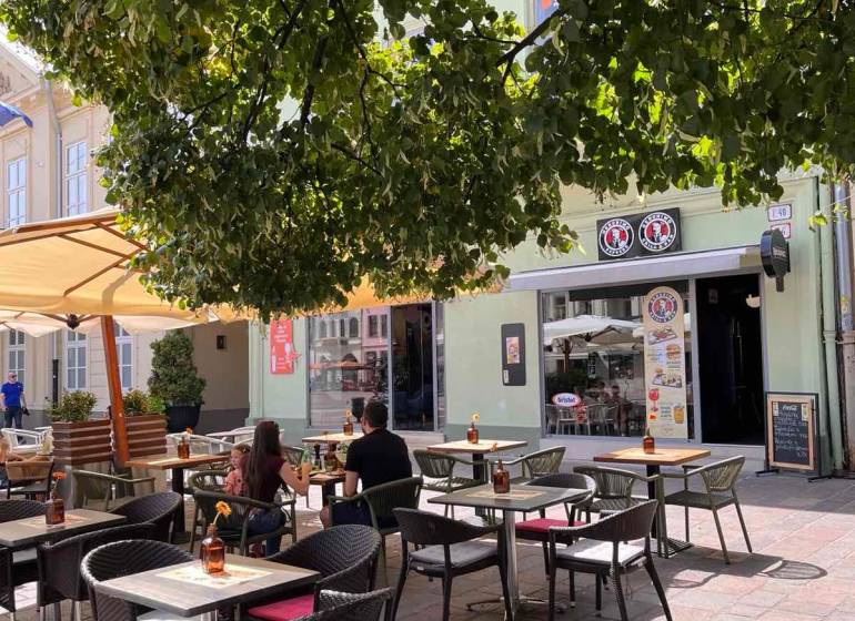 Reštaurácia na predaj v centre Košíc na Hlavnej 74 - Terasa reštaurácie pod stromami na Hlavnej 74 v Košiciach - mestská časť Staré Mesto.