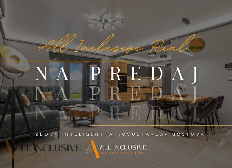 ALL INCLUSIVE I NOVOSTAVBA 4- IZBOVÝ RD SMART HOME - MOSTOVÁ (GA) - Obývacia izba so sedačkou a jedálenským stolom v rodinnom dome s podlahou s dreveným dekorom.