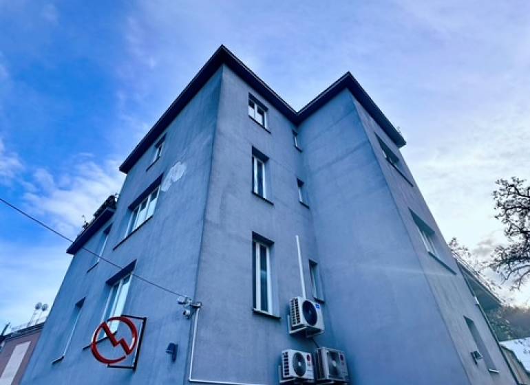 Prenájom kancelárskych priestorov, ul. Gen. M. R. Štefánika, Trenčín - Budova s kanceláriami na ulici M.R. Štefánika v Trenčíne pod modrou oblohou.