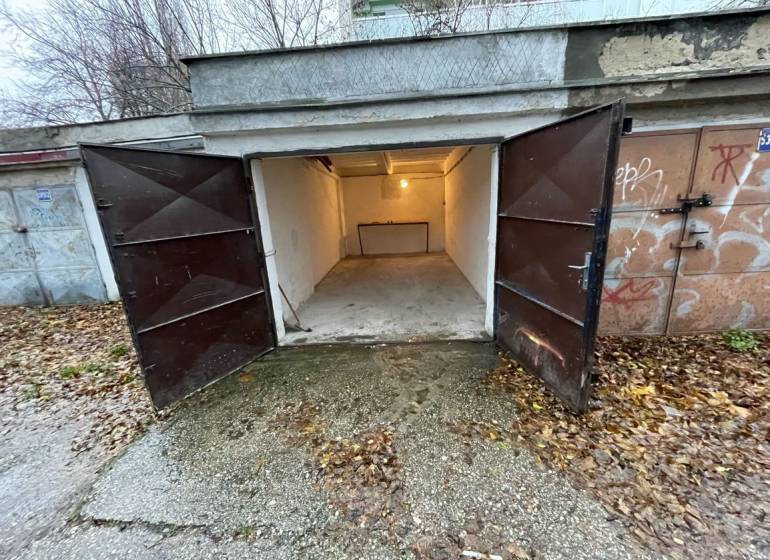 Predaj garáž na ul. Priekopy, Bratislava - Ružinov - Otvorené garáže na ulici Priekopy v Bratislave - Ružinov, obklopené jesenným lístím.