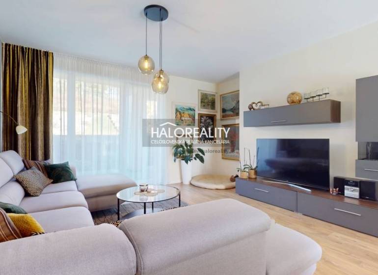 REZERVOVANÉ - Predaj, rodinný dom Zvolen, Podborová,... - Obývačka v rodinnom dome s pohodlnou sedačkou a podlahou s dreveným dekorom.