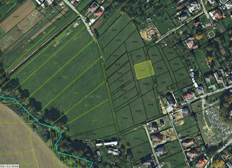 Investičný pozemok obec Svinia_4 - 977m2 - Letecký pohľad znázorňuje parcely pre bývanie v oblasti Svinia, vhodné na investície.