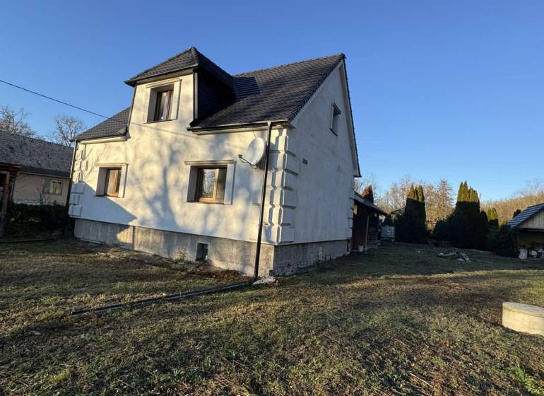 Skrytý raj v srdci prírody - Rodinný dom v Demandiciach s dvomi poschodiami a zatrávneným pozemkom.