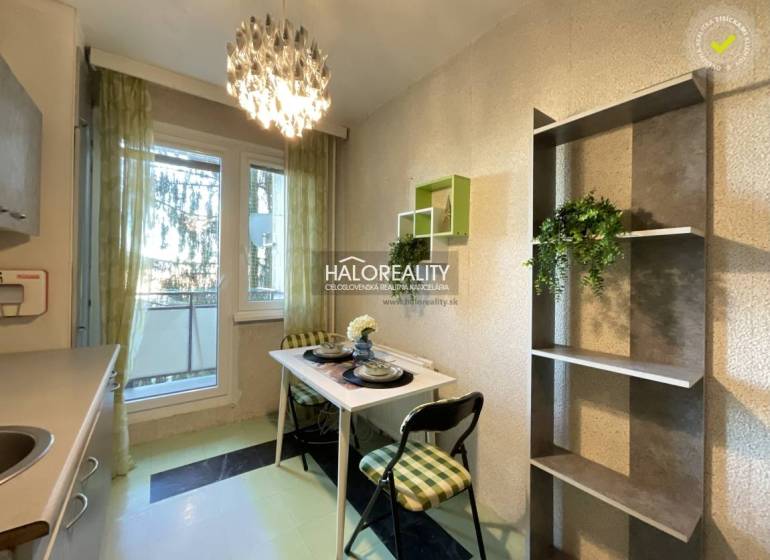 REZERVOVANÉ - Predaj, trojizbový byt Banská Bystrica... - Jedálenský kút s malým stolom a stoličkami v 3-izbovom byte.