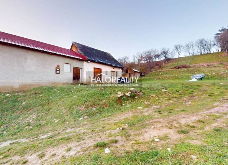 Predaj, rodinný dom Klenovec, Obrancov mieru - EXKLU... - Rodinný dom v Klenovci na svahu, s vedľa stojacou lavičkou a zeleným okolím.