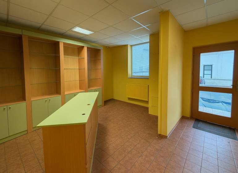NA PRENÁJOM KOMERČNÝ PRIESTOR (80m2) V CENTRE SENICE - Obchodné priestory s policami, pultom a dlažbou, ideálne pre rôzne podnikateľské účely.