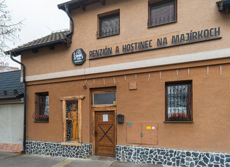 Predaj Exkluzívna ponuka elegantného penziónu s hostincom - Exteriér budovy charakterizujúci Hotely a penzióny na Hollého v Holíči.