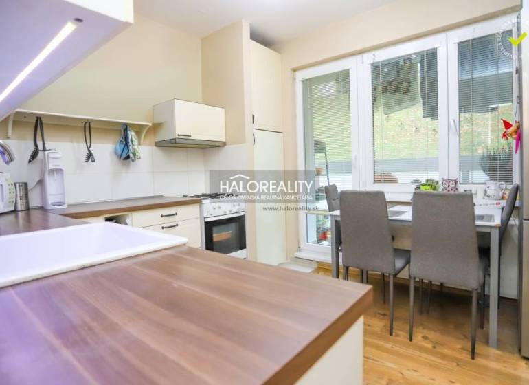 REZERVOVANÉ - Predaj, dvojizbový byt Považská Bystri... - Kuchyňa v 2-izbovom byte s podlahou s dreveným dekorom, jedálenským stolom a spotrebičmi.