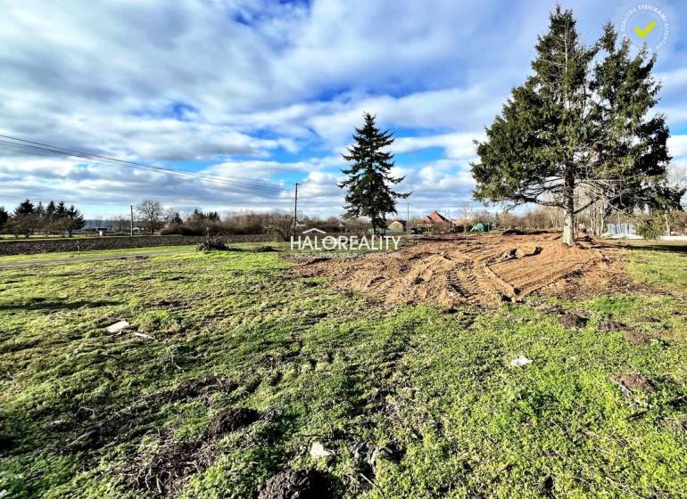 Predaj, pozemok pre rodinný dom   2184 m2 Ondrejovce... - Pozemky - bývanie v Ondrejovciach, zelené plochy a ihličnany pod modrou oblohou.