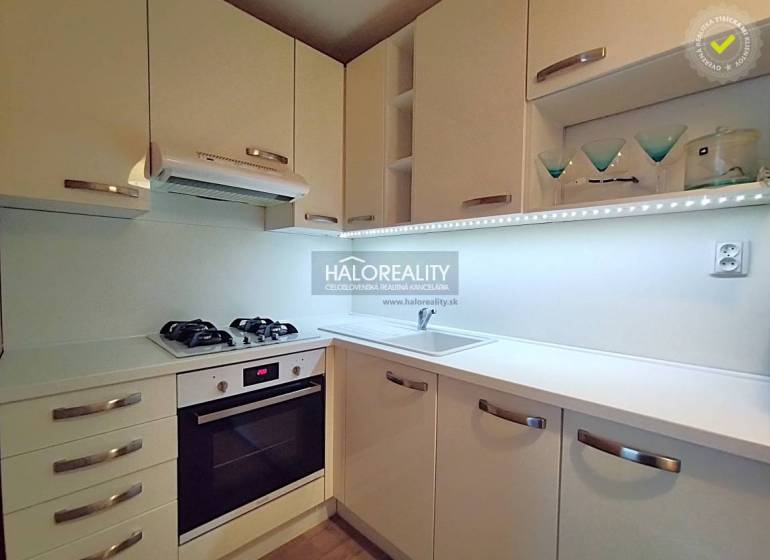 Predaj, dvojizbový byt Košice Západ - Terasa, Luník ... - Kuchyňa v 2-izbovom byte s bielymi skrinkami, plynovým sporákom a úložným priestorom.