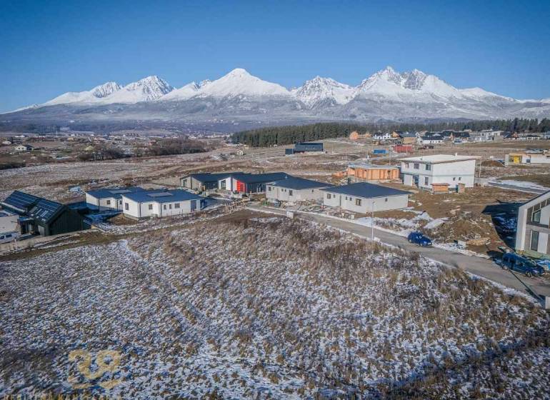 Stavebný pozemok v lokalite Medzi Vodami - Zasnežené pozemky na bývanie v Mlynici s panoramatickým výhľadom na hory.