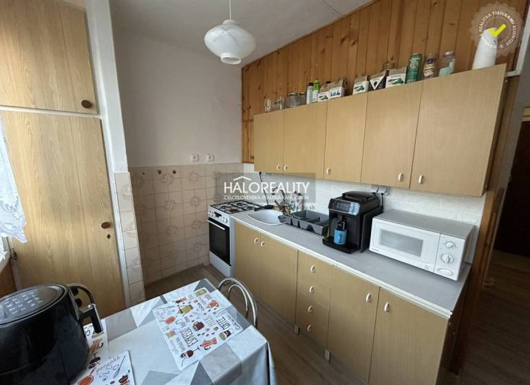 Predaj, dvojizbový byt Spišská Nová Ves, Tarča - ZNÍ... - Kuchyňa v 2-izbovom byte s dreveným dekorom, vrátane spotrebičov a jedálenského stola.