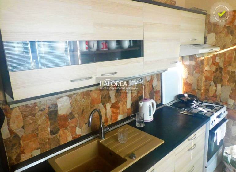 Predaj, dvojizbový byt Topoľčany, Centrum - Izba v 2-izbovom byte s podlahou s dreveným dekorom, televízorom a vstavanými skriňami.