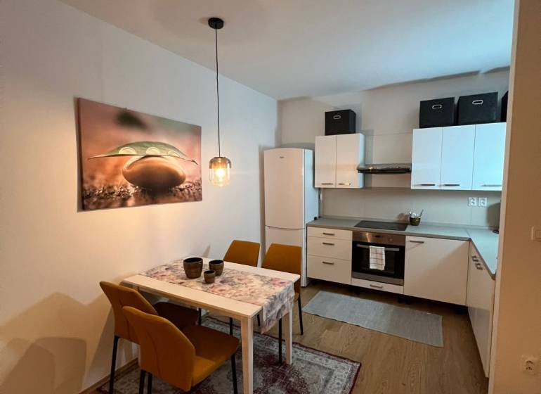 PRENÁJOM - Moderný 2 izbový byt, Galanta-GALA Residence - Kuchyňa a jedáleň v 2-izbovom byte s podlahou s dreveným dekorom.