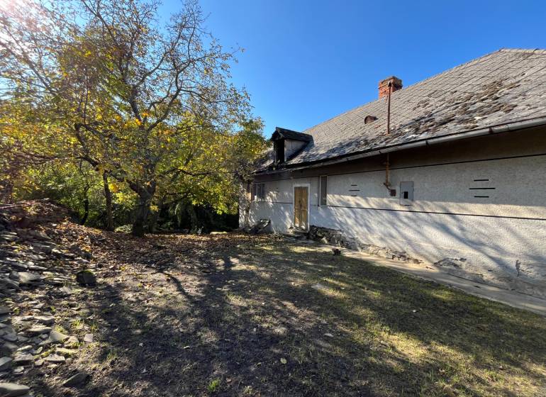 Rákoš - stavebný pozemok s projektom, možný odpočet DPH - Dvor s domom v Rákoši, obklopený zeleňou. Pozemky - bývanie.