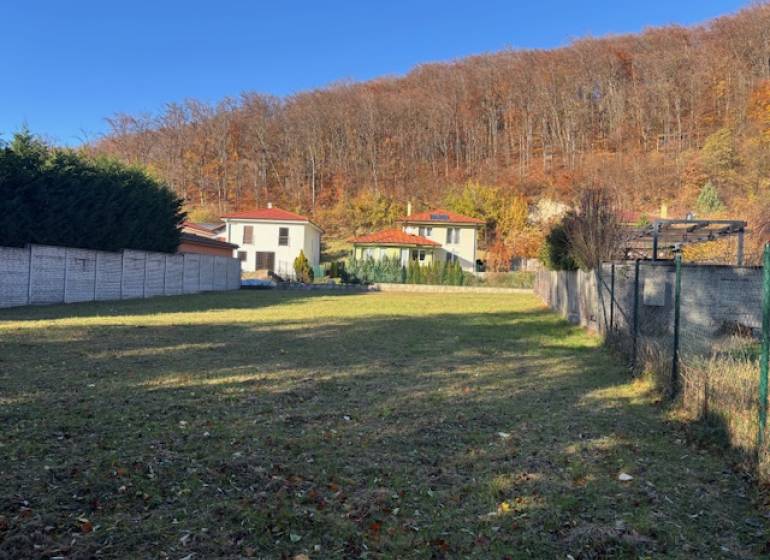 Na predaj veľký stavebný pozemok v atraktívnej štvrti Marianky - Pozemky - bývanie na Karpatskej ulici v Marianke so zeleňou a susediacimi domami.