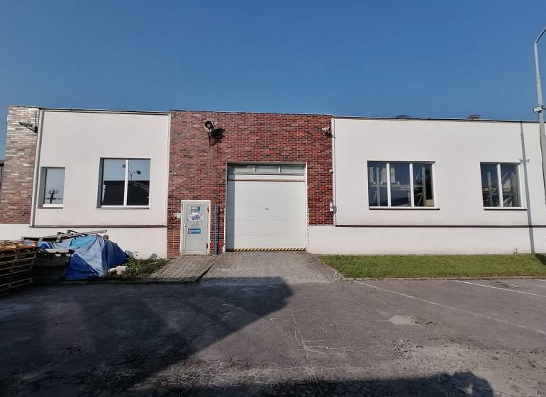 Hala na prenájom  Martin, s dobrým napojením na diaľnicu - Sklady a haly v Martine so svetlou fasádou a tehlovým obkladom.