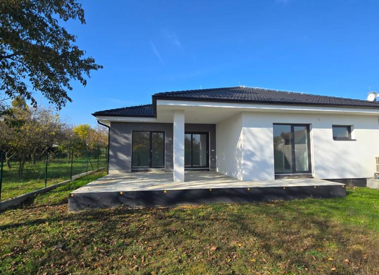 4 izbový BUNGALOV novostavba (VYSTAVBA) Piešťany, kvalitné prevedenie - Rodinný dom v Piešťanoch s terasou a zelenou záhradou.